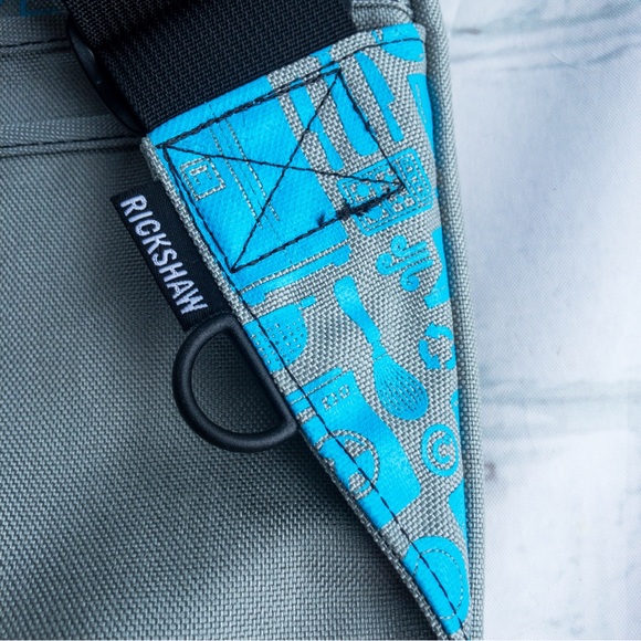Rickshaw Large Zero Messenger Bag - Grey with Blue Inside - Picture 6 of 16
